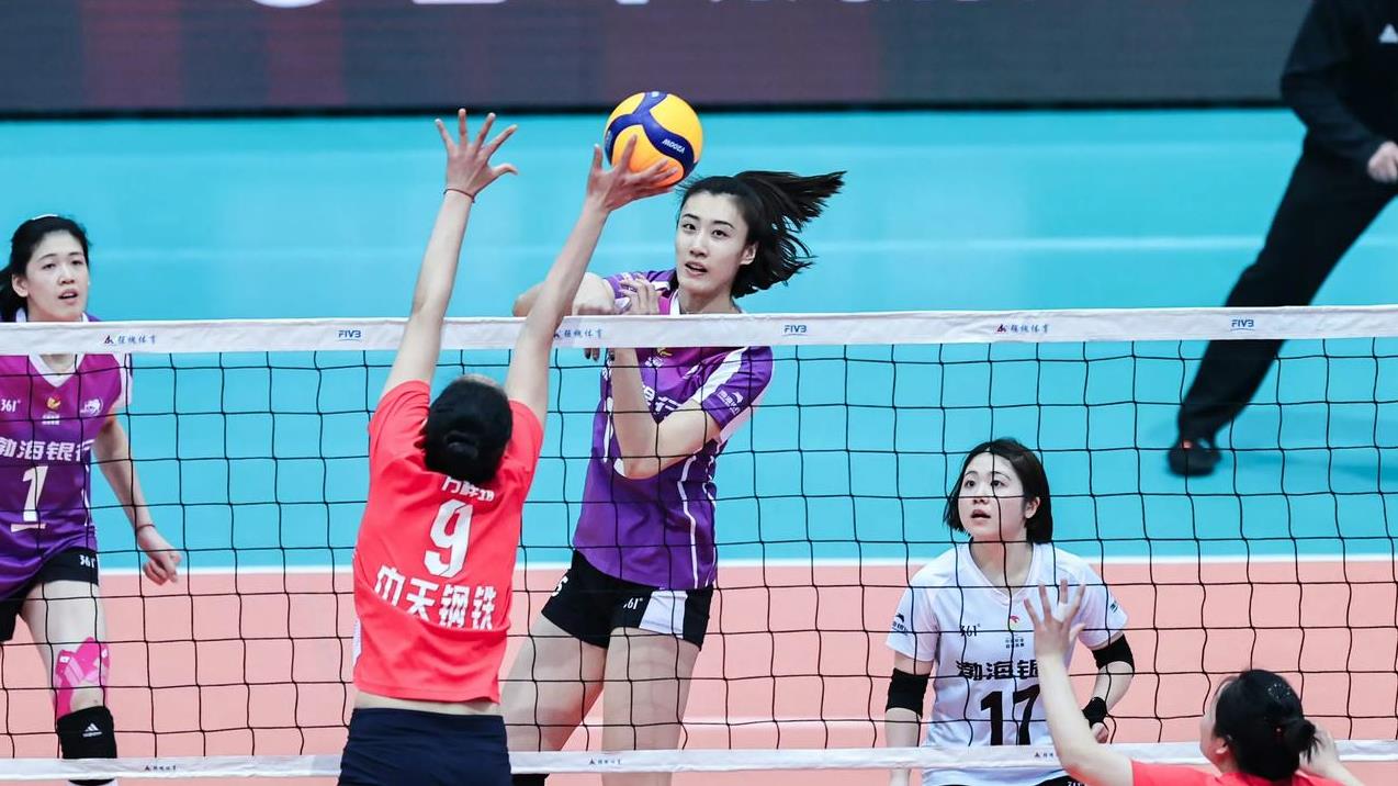  穆古鲁扎回归赛场，出色防守首场状态亮眼，曼联观众沸腾！